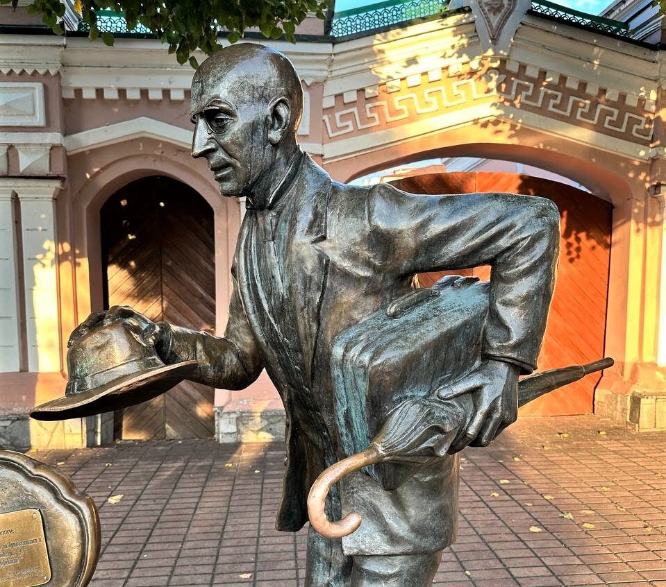 Памятник Остапу Бендеру и Кисе Воробьянинову в Чебоксарах. Источник — dzen.ru/pa_myatnik