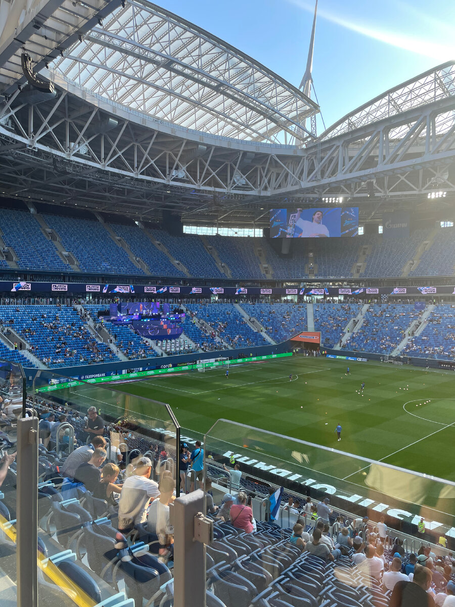 До начала матча все гуляют. Фото автора.