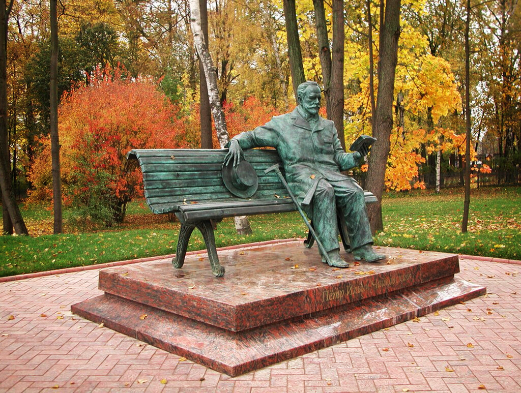 памятник сидит на скамейке