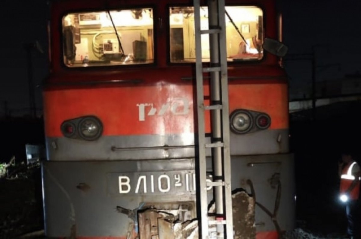    В Пензе локомотив проехал на красный свет и врезался в тупиковую призму