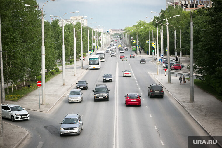    Дети на оживленных трассах предлагают водителям протереть фары