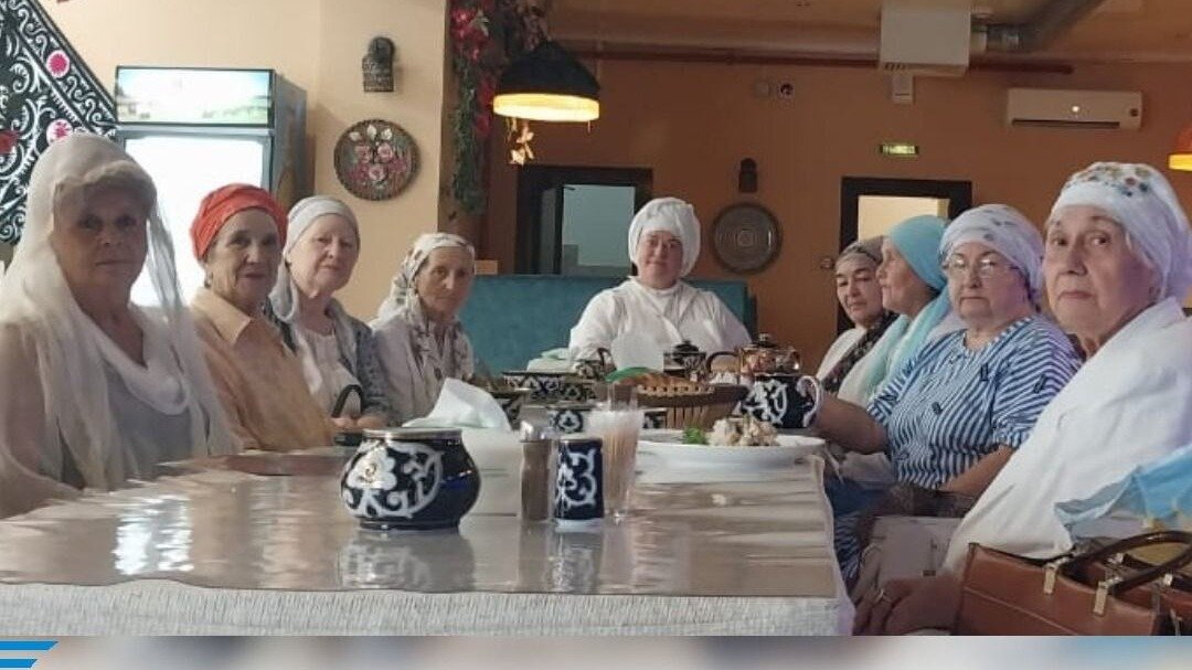     Есть один дорогой каждому татарскому сердце образ — бабушки, ее ласково еще называют «ак эби» — мудрой и опытной пожилой женщины, которая с любовью пожурит, накормит, напоит чаем и даст жизненный совет.