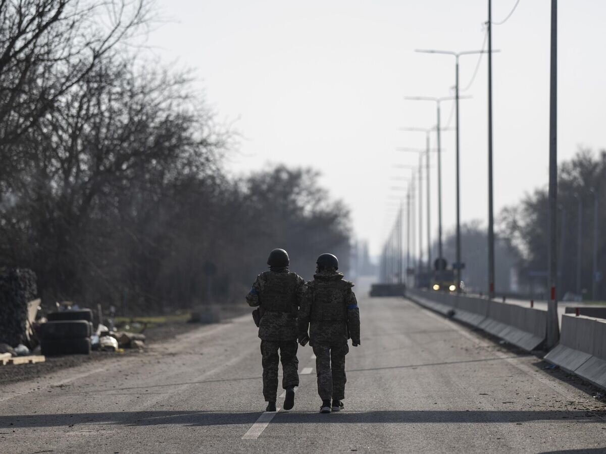    Военнослужащие армии Украины идут по шоссе на окраине города Николаев© AP Photo / Petros Giannakouris