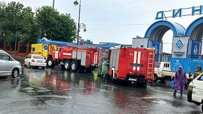     Во Владивостоке спасатели пришли на помощь коммунальным и дорожным службам в борьбе с последствиями стихии. Они помогают откачивать воду с затопленных участков дорог и подвалов.
