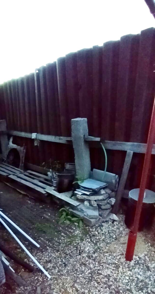Забор за домом. 