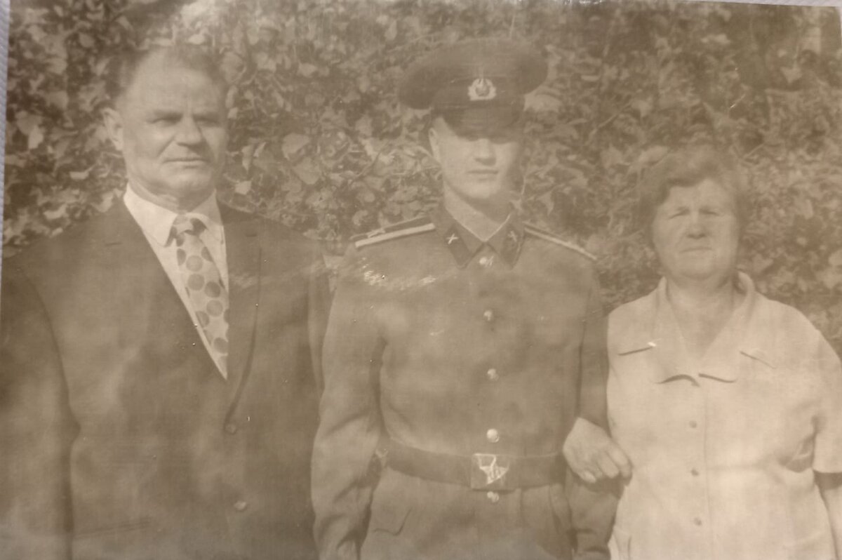 Это оригинал. на фото мой папа-курсант артиллерийского училища (КВАКУ)  с дедушкой и бабушкой по маминой линии.Коломна. 