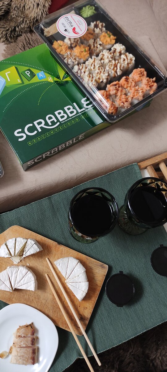 В такие дни мы обычно заказываем готовую еду, достаём "Скраббл" и иногда бутылку вина. Я даже полюбила эти отключения (совсем чуть-чуть). Чтобы не сочли рекламной - суши прям так себе.