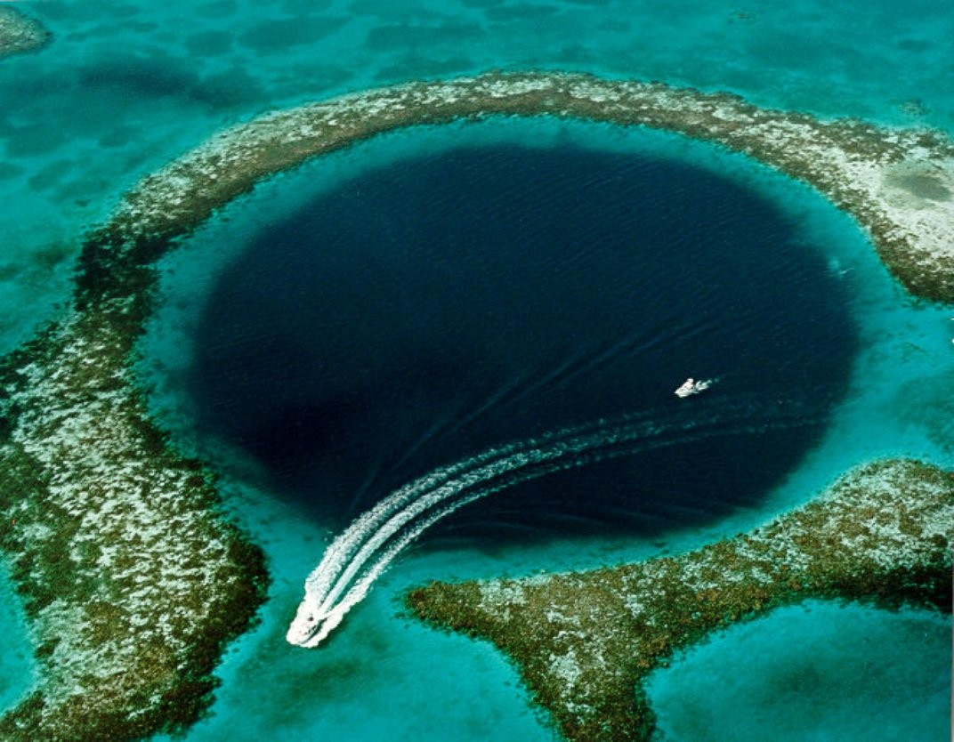 4 место в мире. Большая голубая дыра, Лайтхаус-риф. Большая голубая дыра Юкатан. Барьерный риф Белиз. Большая голубая дыра Белиз Центральная Америка.