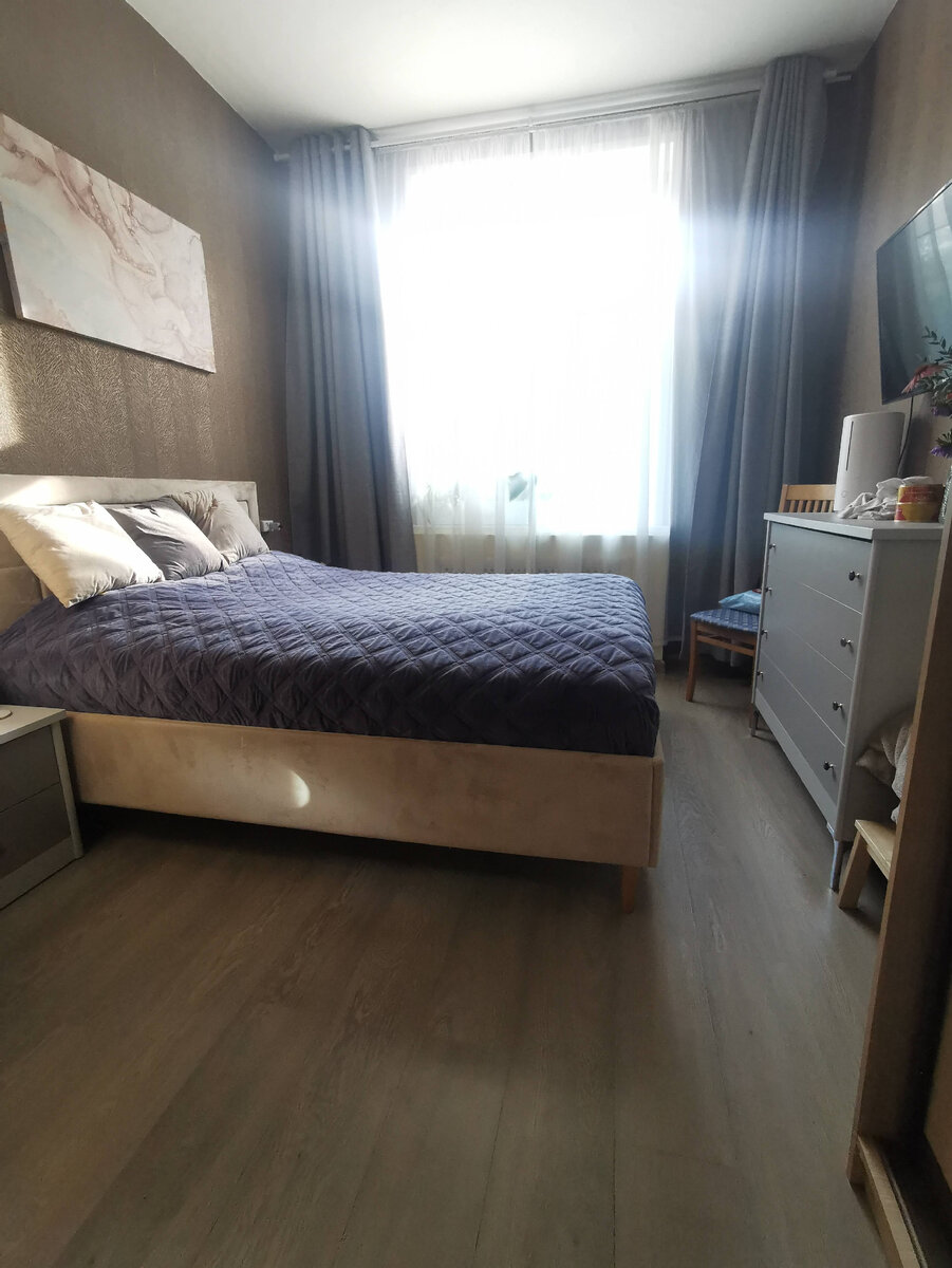 Наш рекуператор висит за шторой справа, его не видно. В нашей комнате корпус - серого цвета