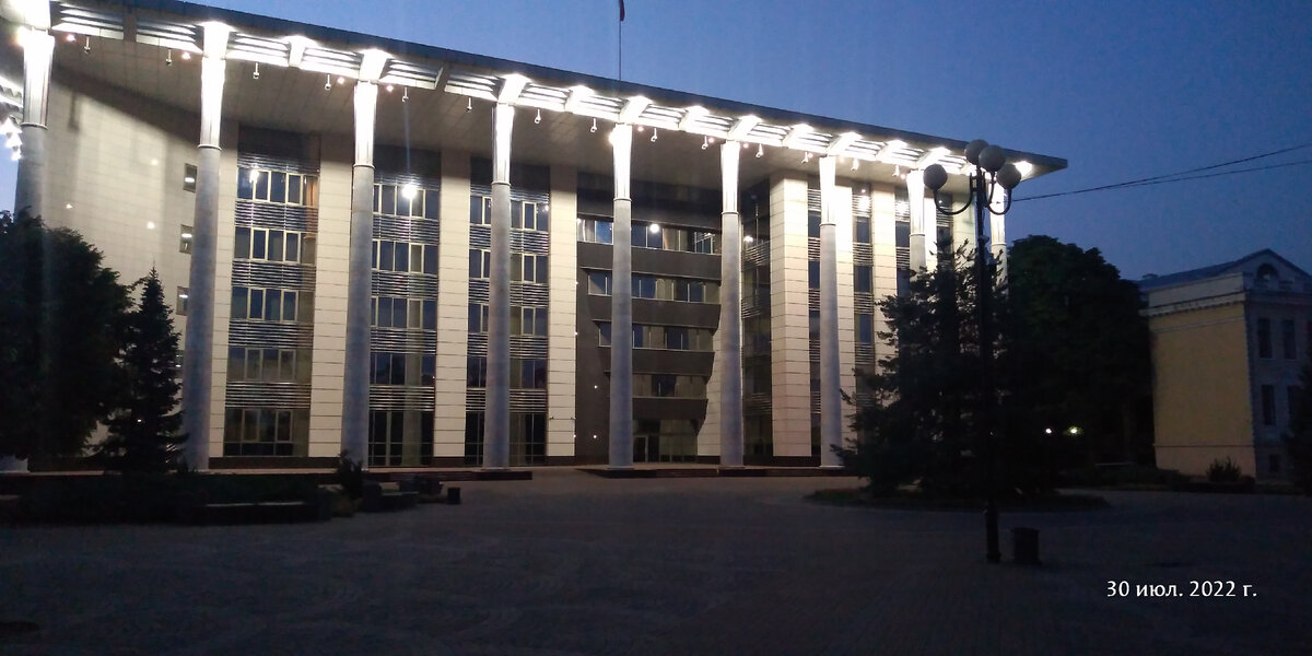 Административное здание на площади 