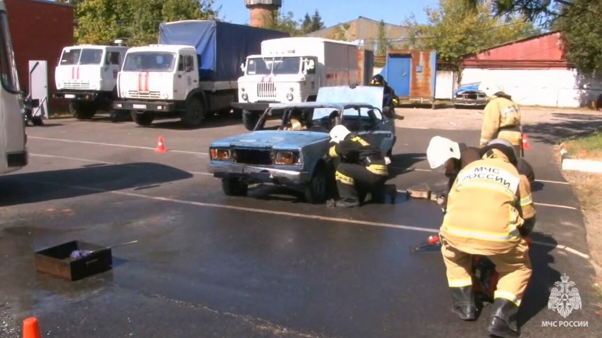    В Курске сотрудники МЧС практиковались в ликвидации последствий ДТП