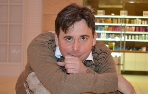 Интервью про ВАДА, - Алексей Зубаков Дмитрий Захаров: У ВАДА нет перспектив, ее политику нельзя оправдать или поощрять
«Спорт Изнутри» — Портал Алексея Зубакова начинает публиковать материалы молодых авторов — участников Объединения ученых, философов, представителей творческой интеллигенции, экспертов, аналитиков, разделяющих необходимость развития евразийской интеграции.  Свое отношение к деятельности Всемимрного антидопингового агентства сполртивному аналитику Алексею Зубакову высказал Официальный Дипломатический представитель АНО «Центр Исследований, Сохранения, Поддержки и Развития Евразийства» в РФ Дмитрий Захаров-Савицкий.

— Дмитрий, в чем, на ваш взгляд, ошибка руководства Всемирного антидопингового агентства?
— На мой взгляд, ошибка руководителей ВАДА состоит в том, что они подменили интересы нескольких стран и борьбу с допингом в мире, выставив их за олимпийские интересы. Когда на самом деле являлись структурой личных интересов США и нескольких других стран.
— Какой должна быть политика ВАДА?
— Политика Всемирного антидопингового агентства в идеале должна была бы, отражать стремление за чистоту в спорте мирового масштаба. А не частных интересов какой-либо страны.

— Должны ли россияне присутствовать в Совете Учредителей и управлять ВАДА?
— Мы должны там присутствовать обязательно. И не только просто присутствовать, нужно и реально и активно участвовать в принятии ключевых решений.

— Должно ли быть так много терапевтических разрешений?
— Разрешать допинг большинству ведущих спортсменов сборных нескольких стран под предлогом лечения или терапии, это прямое и наглое оскорбление идеи Олимпийских игр, заложенных основателем Олимпийского движения бароном Пьером де Кубертеном. Слава Богу, что в России в отличие от США, идеи Олимпийских игр – далеко не пустой звук!

— Какие будущие перспективы ВАДА?
— У ВАДА нет перспектив, ее политику нельзя оправдать или поощрять, это скользкая дорожка для мирового спорта. Данное агентство подлежит закрытию. А вместо него должно быть создано новое, которое работало бы на принципах равноправия и взаимоуважения, по принципу ООН.

— На какой основе должны быть избраны участники-учредители новой всемирной антидопинговой организации? По принципу одна страна — один представитель?
— Думаю, участниками должны быть представители всех стран мира, делегированные Международным Олимпийским комитетом.

— Дмитрий, спасибо за конкретные и острые ответы. Расскажите, пожалуйста, в двух словах, о деятельности Центра Исследований и Развития Евразийства. 

— Центр Исследований и Развития Евразийства создан, прежде всего, для развития и консолидации Объединения ученых, философов, представителей творческой интеллигенции, экспертов, аналитиков, разделяющих необходимость развития евразийской интеграции. Мы стремимся к объединению органов власти, науки и бизнеса для генерации и реализации идей, проектов и развития интеграции. Площадка создана для обмена профессиональными контактами и реализации проектов, необходимых интеграции.