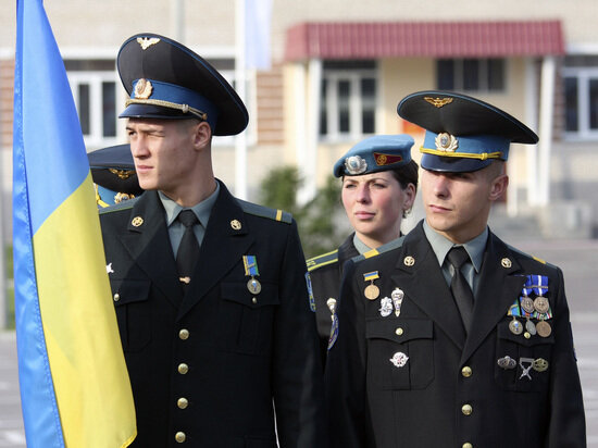 Президент Украины Петр Порошенко, выступая на параде в честь Дня независимости, заявил, что страна готова выставить 130 тысяч резервистов в случае «обострения ситуации» на Донбассе.Речь идет о людях, имеющих реальный боевой опыт, подчеркнул политик.Петр Порошенко выступил на военном параде в Киеве по случаю 26-й годовщины Независимости Украины.Впервые в нем приняли участие военнослужащие стран НАТО.Глава государства заявил, что Украина в перспективе планирует сдерживать «самую большую в Европе и третью в мире армию», имея в виду Россию.По его словам, украинская армия находится в отличном состоянии и готова дать жесткий отпор «агрессору» в случае его попыток пойти в наступление, передает УНИАН.«Но все же мы исходим из приоритетности мирного, дипломатического, политико-правового пути возвращения Донбасса и Крыма», – отметил Порошенко.Вместе с тем, политик сообщил о 130 тысячах резервистов, готовых пополнить армию в любой момент.«200 тысяч человек прошли через шесть волн мобилизации.Уже около 100 тысяч сейчас добровольцами ушли служить по контракту.130 тысяч воинов с боевым опытом зачислены в мобилизационный резерв.В случае обострения ситуации, готовы быстро вернуться в строй», – сказал украинский лидер.Накануне парада на открытии выставки вооружения и военной техники в Киеве Порошенко заявил о начале программы переоснащения армии.Глава Незалежной напомнил, что в этом году на нужды военных в государственном бюджете предусмотрены рекордные 64,5 млрд гривен ($2,53 млрд), по сравнению с 2013 годом военный бюджет увеличился в 10 раз.Напомним, что 20 августа на своей странице в Facebook Порошенко выложил видео с танком Т-72А, прошедшим модернизацию на Киевском бронетанковом заводе.Политик отметил, что при модернизации танка завод «максимально учел опыт украинских военных в зоне АТО».