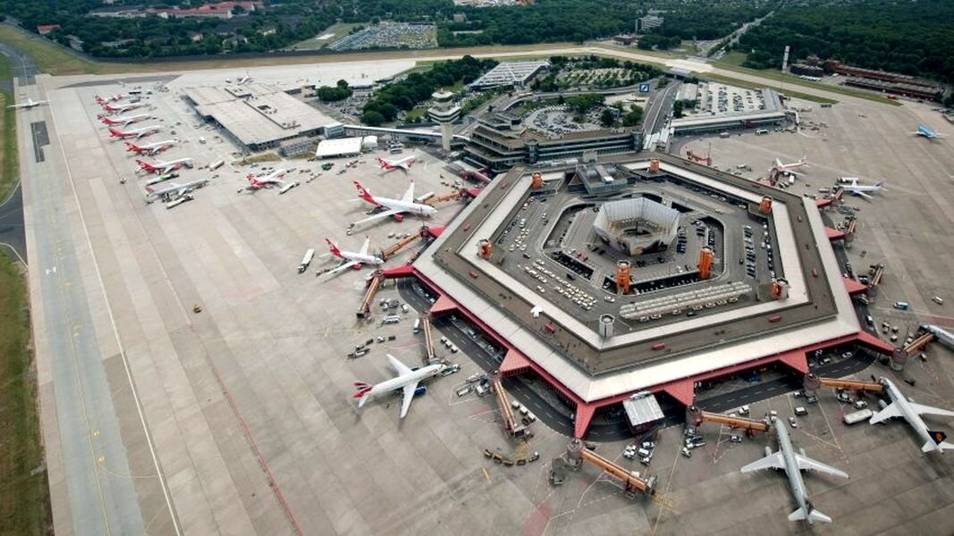 И слоты в берлинском аэропорту Тегель (TXL): благодаря ним easyJet сможет практически восстановить расписание закрывшегося перевозчика и стать доминирующей компанией на рынке столицы Германии.
Фото: Klaus-Dietmar Gabbert/dapd