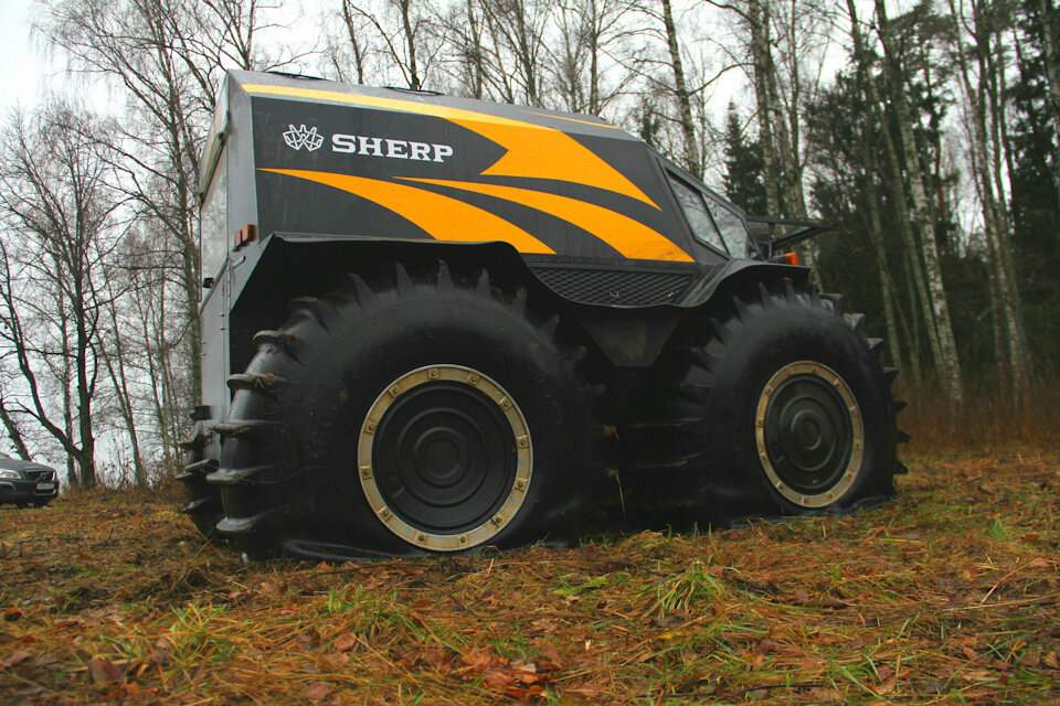 Первое знакомство. В таком виде он меня встретил. Шины бескамерные сверхнизкого давления, которые накачиваются выхлопными газами, спущены