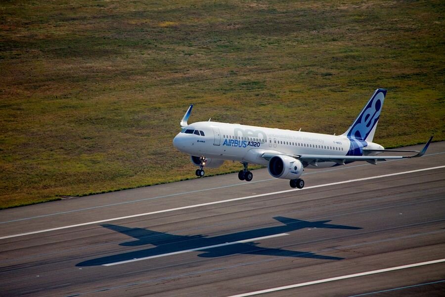 Первый полёт Airbus A320neo с двигателями Pratt & Whitney PW1100G состоялся 25 сентября 2014 года (на фото); с силовыми установками CFM International LEAP-1A — 19 мая 2015 года.
С января 2016 года самолёт поставляется заказчикам по всему миру