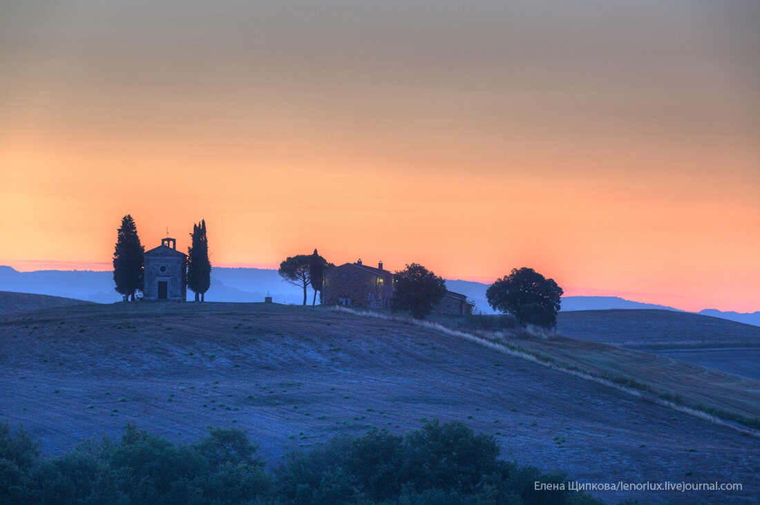 Самым большим желанием было снять эту часовню с утреннем тумане. Однако туманомашина похоже сломалась и второй год именно в этом месте туман не дают. Нет, вообще туман есть, только не там, где он нам нужен. Видимо сюда за туманом нужно ехать в ноябре. Ну что ж, есть повод  вернуться. А летом тут подсолнухи, так что еще один повод))

