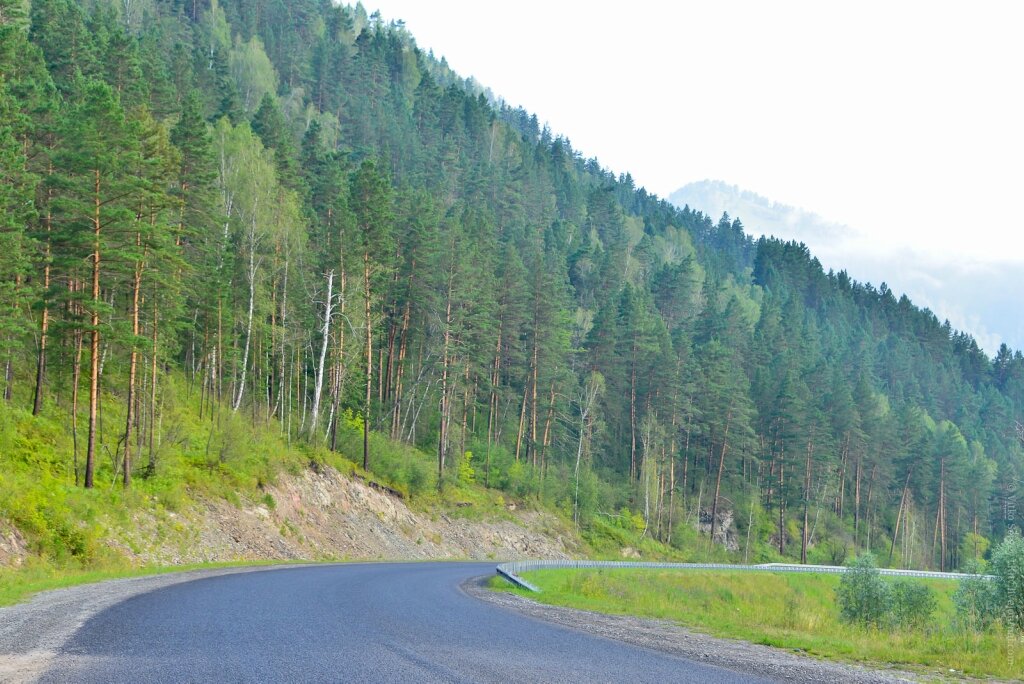 01.Чуйский тракт начинается в Новосибирске, и тянется до границ Монголии. Однако, наиболее живописная его часть, как я уже говорил проходит по Республике Алтай. На мой взгляд, это отрезок от села Усть-Сема до Кош-Агача, что в Чуйской степи. Село Усть-Сема - это местная важная развилка. Отсюда дорога идет в Чемальский район - основную курортную зону Республики (места которые я частично описывал в прошлом посте), и собственно через него проходит Чуйский тракт.  

