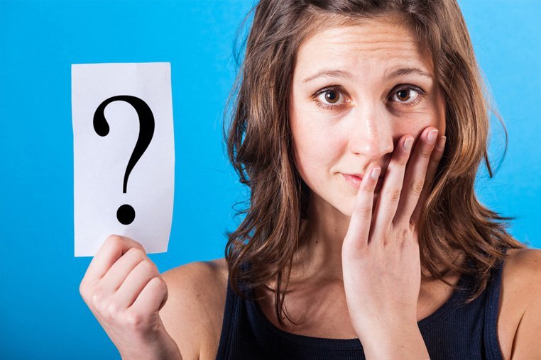 Комбинированная. Имеет довольно здоровый вид, однако может быть неоднородно окрашенной – местами красноватая, местами - белая. Обычно сухая вокруг глаз, на висках и щеках, жирная в T-зоне (лоб, нос, подбородок). Часто комбинированной становится жирная кожа у женщин после 35 лет. При правильном уходе лицо выглядит молодым долго, морщины появляются не скоро.Для правильного ухода за лицом определите свой тип кожи
Как определить тип кожи