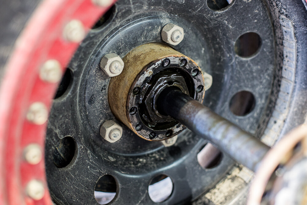 Самое приятное в данной работе это то, что у УАЗа разгруженные мосты. Откручиваем болты крепления полуосей и вынимаем их. Снимать колеса и трогать тормоза не придется.
 