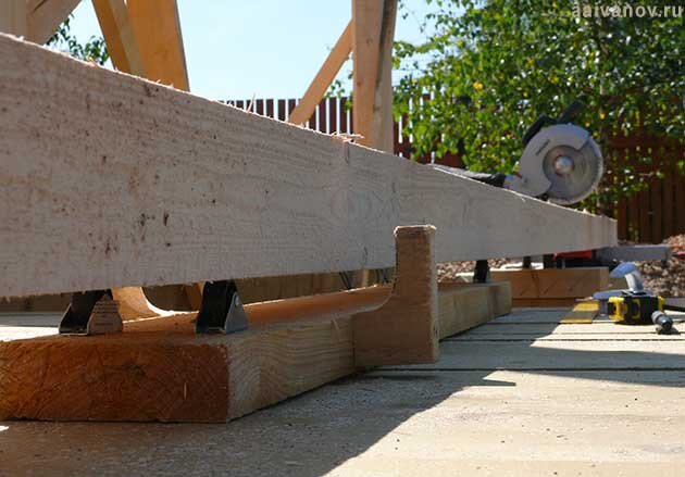 Импровизированные ролики, чтобы удобнее кантовать брус в одиночку...