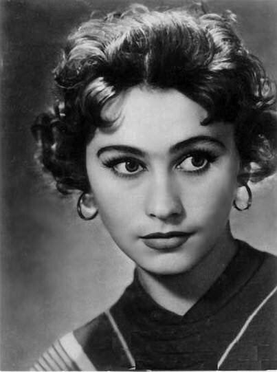  Майя Менглет. Вошла в историю советского кино благодаря  главной роли в фильме «Дело было в Пенькове». Снялась не менее чем в 16 кинофильмах. Генсек Брежнев считал ее эталоном женской красоты. Актрису часто называли советской Софи Лорен. 