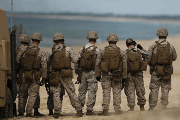 Политолог Екатерина Шульман взвесила все «за» и «против» использования ЧВК в военных операциях, вроде сирийской. С одной стороны для государства такая неофициальная армия сплошной профит, но с другой стороны – если уж поймают «за руку», как это сделали американцы, откреститься от такого вмешательства уже почти невозможно.