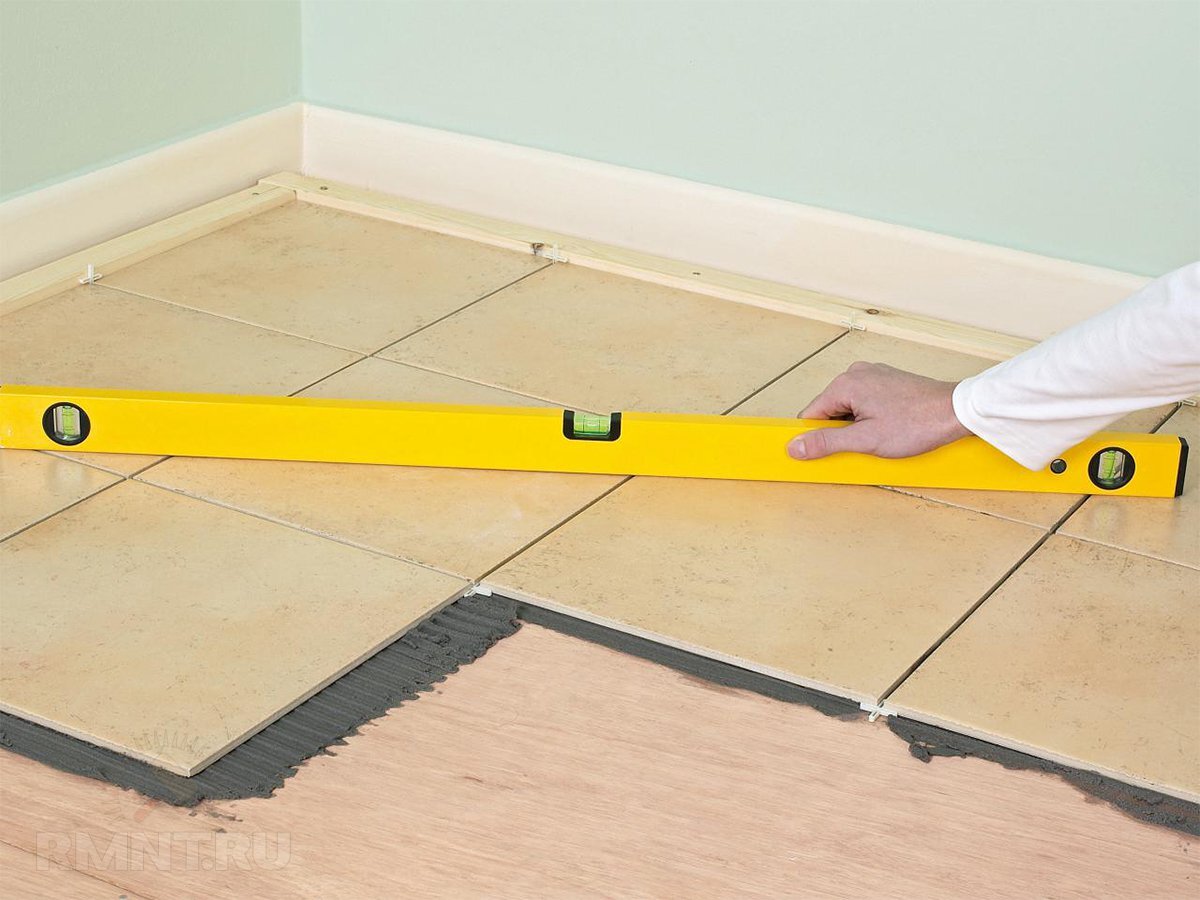 Как укладывать керамическую плитку на деревянный пол