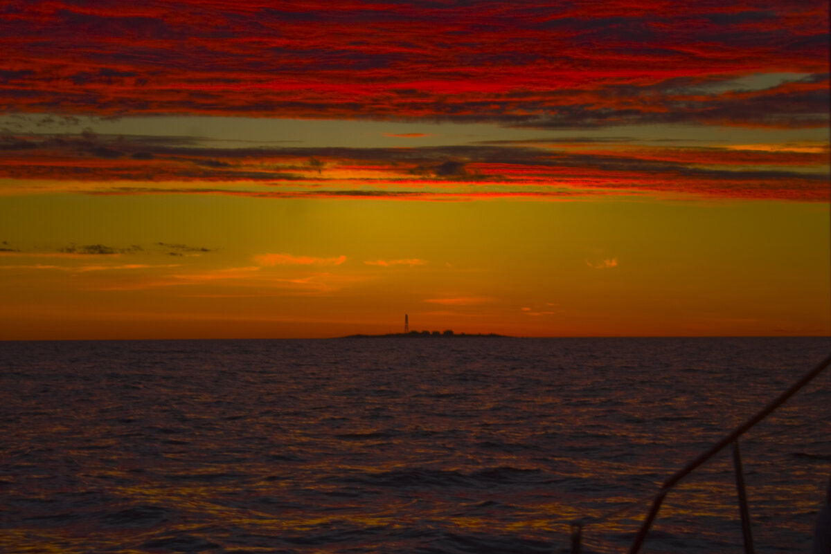 Высокий маяк на Нерве служит ориентиром яхтсменам и по сей день.