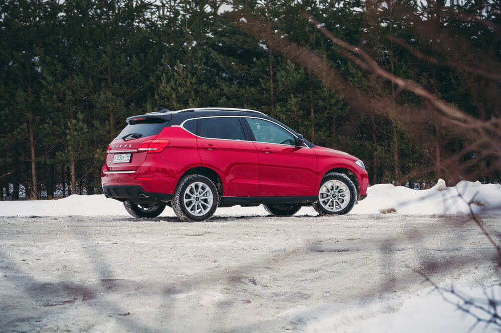 Для  Haval H2 в России доступен единственный мотор –турбированный  1.5-литровый двигатель, выдающий 150 л.с. и 210 Нм. Удивительно, но  производитель не приводит ни данных максимальной скорости, ни разгона до  100 км/ч. Наши замеры показывают, что  H2 с автоматом разменивает  вторую сотню через 13 секунд.   