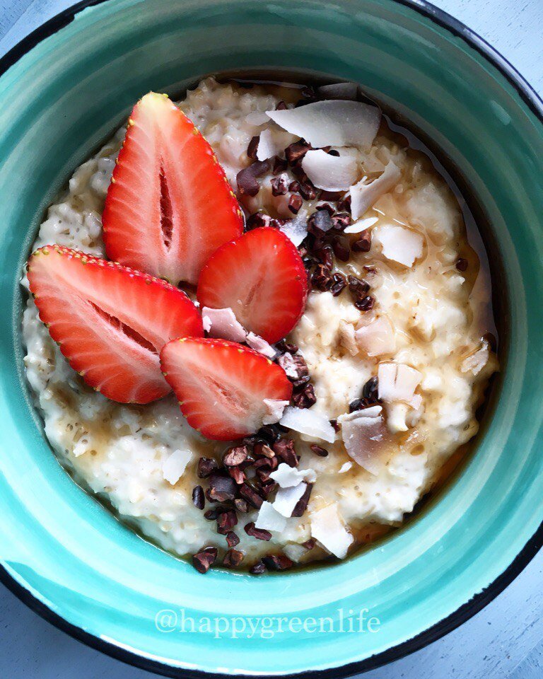 сливочная овсяная каша. каша на столе. каша со сливками. каша. сливочная овсяная каша.