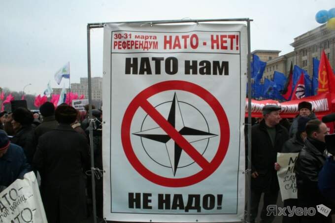 
 И он должен бомбить Сирию, чтобы наказать Асада за предполагаемую химическую атаку, которая еще должна быть надлежащим образом расследована, чтобы определить, произошло ли это и кто несет ответственность. Американские СМИ не заинтересованы в доказательствах, они повторяют, что Асад стоял за этой предполагаемой атакой с самого начала, и через повторение это стало правдой.
