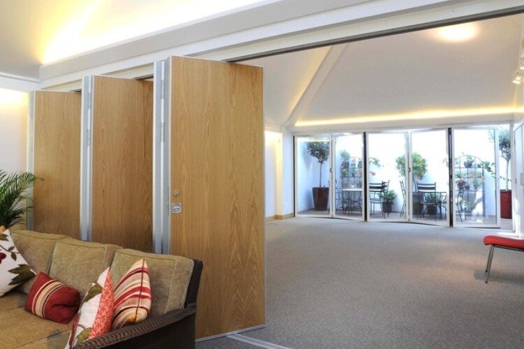 Рельсовые конструкции иногда несколько громоздки, но зато очень надежны