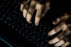Атака от Мазара даст злоумышленникам доступ к новой и старой информации, хранящейся на вашем устройстве, которую они могут реально использовать для снятия денег со своих учетных записей путем обхода двухфакторной аутентификации и других средств.
