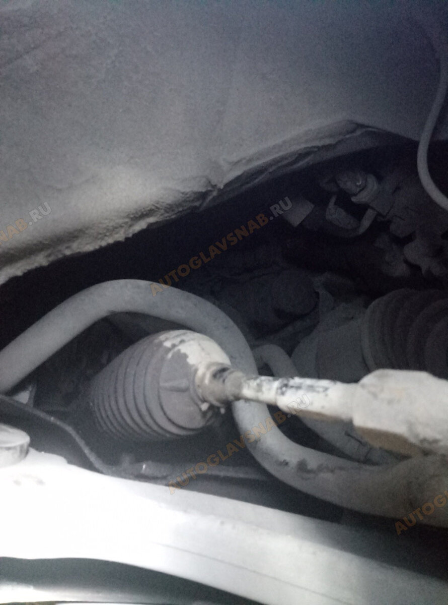 Пыльник рулевой рейки в масле гидроусилителя, протекшего из сальника