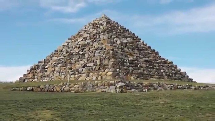  Наверное ни кто из нас даже и представить себе не мог что Что в далекой Австралии к Югу от Кэрнса мы можем найти величественное строение  "Пирамида Уолша" геометрия пирамиды настолько идеальна что...