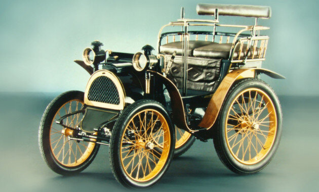 3917 2 6За 130 с лишним лет своей истории легковой автомобиль пережил трудные времена поисков и достижений, бесконечных проб, ошибок и долгих испытаний. Его конструкция кардинально менялась и достигла практического совершенства, основные параметры многократно улучшились, а мощность, скорость и экономичность возросли в сотни раз. Конструкция и удобство автомобилей эволюционировали от конной телеги с деревянными скамейками до болидов с футуристическим дизайном и эргономичным, безопасным и комфортным интерьером. В этом материале мы вспомним самые известные легковые машины разных стран мира, созданные в период от рождения автомобиля в конце XIX века и до их возмужания в середине ХХ века – к моменту начала Второй мировой войны.