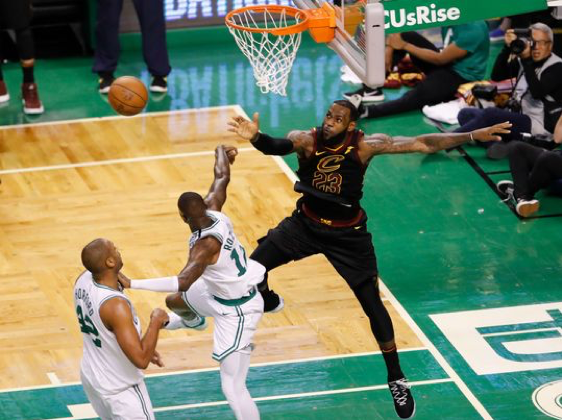 Форвард Кливленда Леброн Джеймс(23) блокирует бросок защитника Бостона Терри Розье