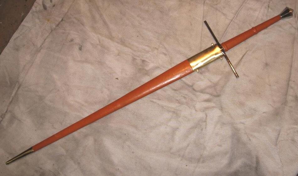 А вот это - и есть полуторный меч! Сравните с клинком на фото выше.