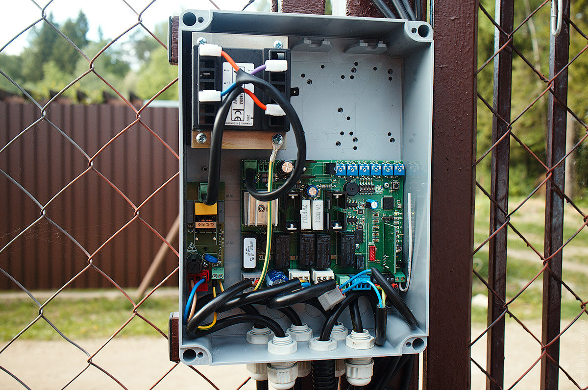 Схема подключения автоматического переключателя резервного питания. Схема подключения резервного источника электроснабжения. Подключение к сети питания. Схема подключения однофазного генератора к трехфазной сети. Подключение амп 4 с200 инструкция.