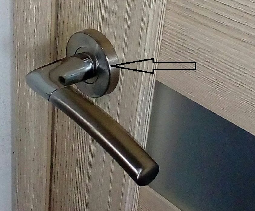 Установить дверную ручку на дверь