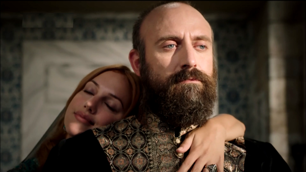 Хюррем - первая рабыня, на которой женился османский султан. Стоп-кадр из сериала "Великолепный век".