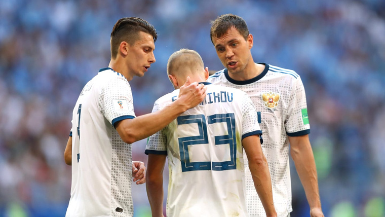 На кануне сборная России провела свою последнюю встречу в группе со сборной Уругвая.Матч окончился не в нашу пользу.Буквально с первых минут Уругвайцы придавили Россиян к своим воротам, на что их стараниям был первый результат.В середине первого тайма нам забивают второй гол.Паника постигла команду Владислава Черчесова и под конец тайма мы остаемся в десятером.Во втором тайме наша сборная оказала достойное сопротивление сопернику и чуть даже не забила гол,но увы везение и силы покинули нашего нападающего Дзюбу.К концу тайма сборная Уругвая забивает третий гол в наши ворота.Поражение в матче 0-3.Теперь нашей команде предстоит встреча со сборной Испании,с которой они уже встречались на чемпионатах и все встречи прошли не в нашу пользу.Что ж остается поддержать наших ребят и пожелать им успеха. 