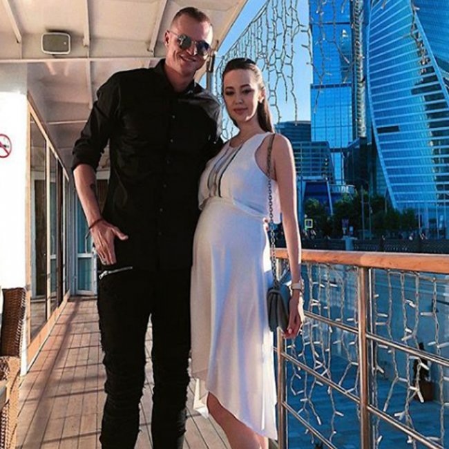
Дмитрий не решился пройти и мимо этих эпизодов, опубликовав на просторах всемирной паутины снимки на фоне самолета, который он якобы купил, причем все это сделано было для того, чтобы потроллить злопыхателей. В ответ на подобный выпад его ярый антифанат Рустам Калганов отметил, что во время публикации провокационных постов он пытается продать квартиру за астрономическую сумму, предположив, что такая высокая цена вызвана исключительно тем, что там когда-то проживала Ольга Бузова, а сам Дима к этому не приложил никаких усилий.
