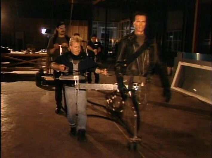 1. Говорят терминатор-то не настоящий. Да кукол использовалось огромное количество, всех размеров и отдельных частей тела. 