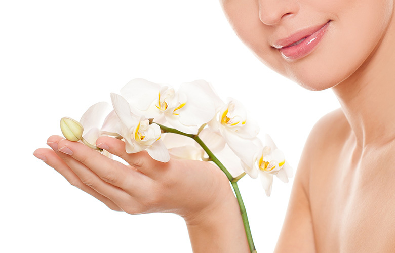 Откажитесь от плотных, стойких помад. Агрессивных состав  декоративной косметики летом может усилить сухость и вызвать  раздражение. Используйте увлажняющие блески и помады, в состав которых  входят питательные и аква-вещества, которые защитят кожу губ.  
 