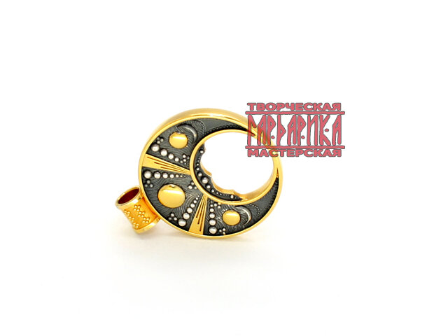 Навести порядок во всех «женских» сферах жизни поможет оберег Лунница из серебра; купить его можно в подарок дочери, сестре, подруге. Изящный амулет с затейливым декором станет не просто еще одним ювелирным украшением в коллекции, а эффективным защитником семейного очага. Веками он помогал славянкам найти суженного, зачать и родить детей, сохранить в семье мир и лад. И сегодня оберег не утратил значения. С ним любая представительница прекрасного пола станет уверенной и женственной, а значит, и более привлекательной в глазах своего избранника. Лунница поможет своей обладательнице легко находить выход из запутанных жизненных ситуаций и подарит ей счастье материнства.