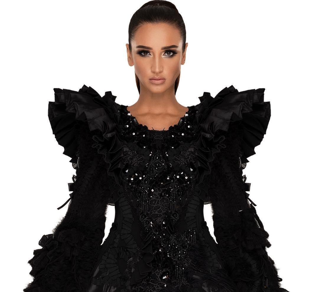 Сеть гудит от концерта Ольги Бузовой в Крокусе. Яркое шоу, танцы, эпатаж. Телезвезда бомбардирует публику благодарностями, но о музыке вспоминает редко. Впрочем, возможно, содержание - не главное, и сейчас достаточно только формы. Это же шоу-бизнес - все грезят об охватах и миллионах просмотров своих видео. Законы рынка никто не отменял.