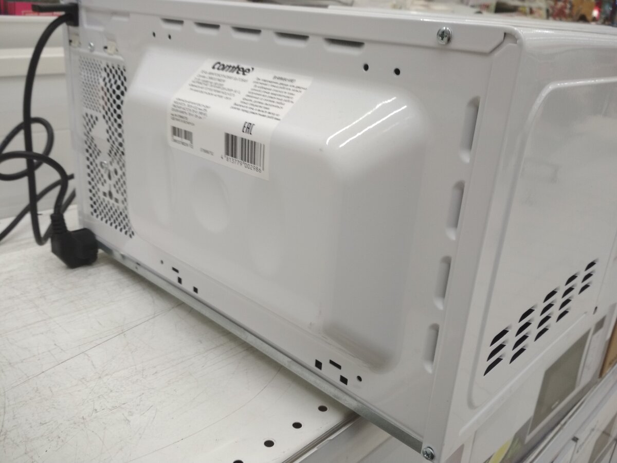 При внимательном взгляде на обратную сторону заметим расположение крепежных винтов и вентиляционные отверстия..