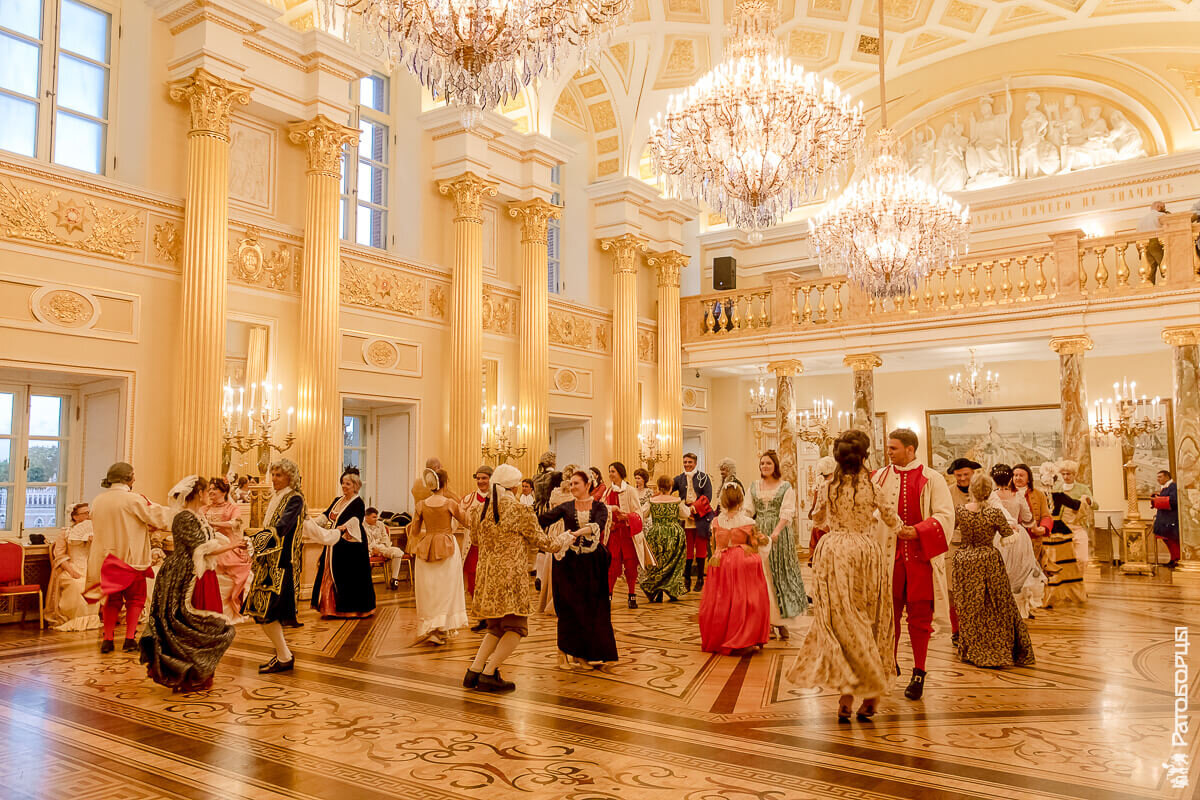 Реконструкция бала 18 век.